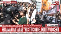 Incidentes y gas contra los docentes frente al Congreso