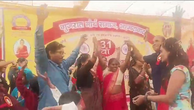 VIDEO: होली के गीतों पर थिरके लोग, फूलों की पंखुडि़यों से खेली होली