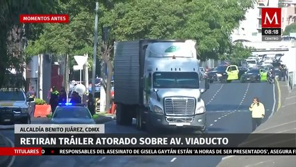 Tráiler de doble remolque se atora sobre Viaducto; afecta vialidad hacia el AICM