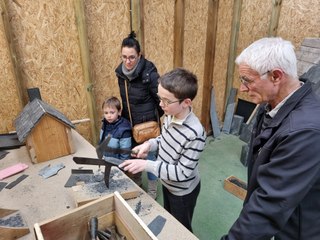 Les métiers manuels appris aux enfants par des bénévoles en Centre-Bretagne