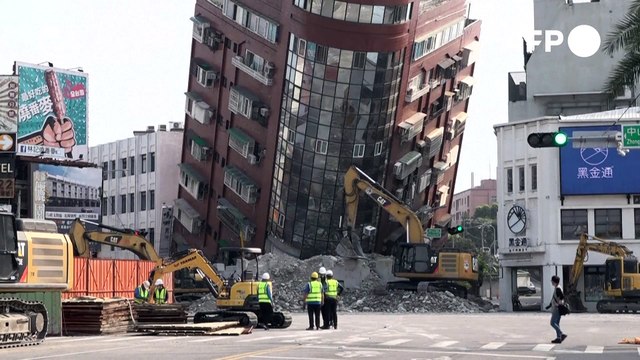 Equipos de rescate buscan a personas atrapadas tras sismo en Taiwán