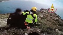 Sardegna, il salvataggio degli escursionisti smarriti: l'elicottero plana su uno sperone di roccia