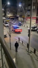 Zihinsel engelli bir bir vatandaşın bıçakla kendine zarar vermesi ve onu anaç bir tavırla ikna eden kadın polisimiz 