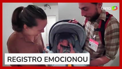 Casal viraliza ao atualizar vizinha sobre gravidez por câmera de segurança nos EUA