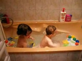 Lilia et louise dans leur bain