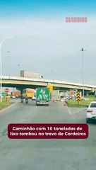 Caminhão tomba com 10 toneladas de lixo e trava trânsito em Itajaí