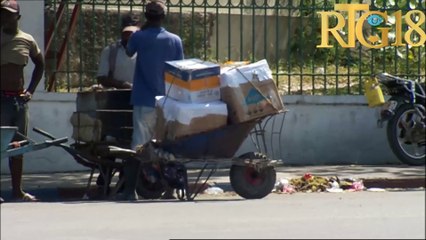 Imaj moun ki kontinye ap kite anba Lavil la pou vyolans nèg ak zam.