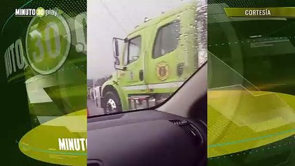 Se volcó un carro en una de las 'orejas' del puente de la 10 en Medellín