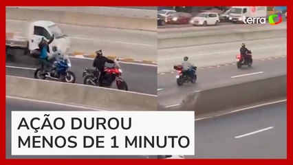 Download Video: Criminosos são flagrados roubando moto em avenida movimentada no Rio