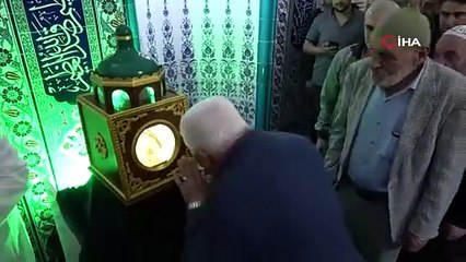 Efendimiz'in (sav) mübarek Sakal-ı Şerifi'ni ziyarette duygu dolu anlar!