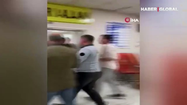 Diyarbakır'da bıçaklı kavgada yaralanan iki kişi ve yakınları hastaneyi savaş alanına çevirdi