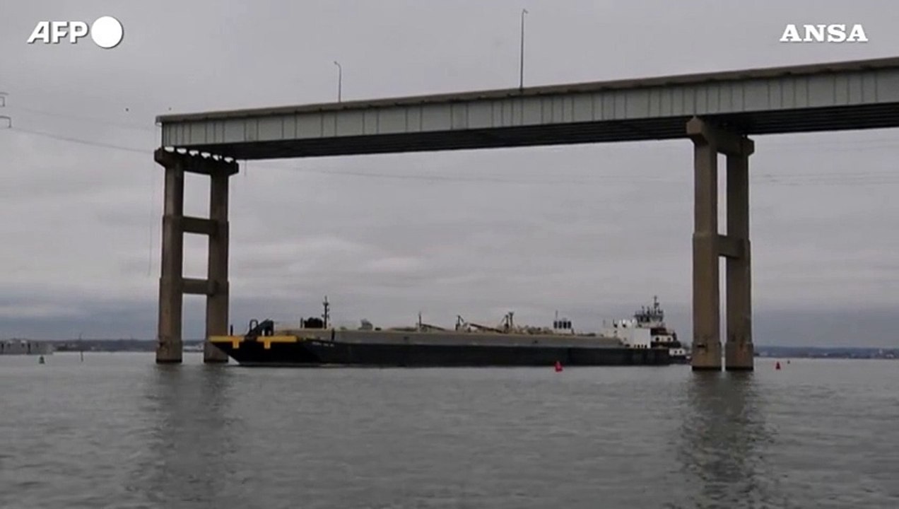 Baltimora, primo passaggio di una nave tra le macerie del ponte