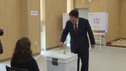 尹, 22대 총선 사전투표 첫날 부산서 한 표 행사 / YTN