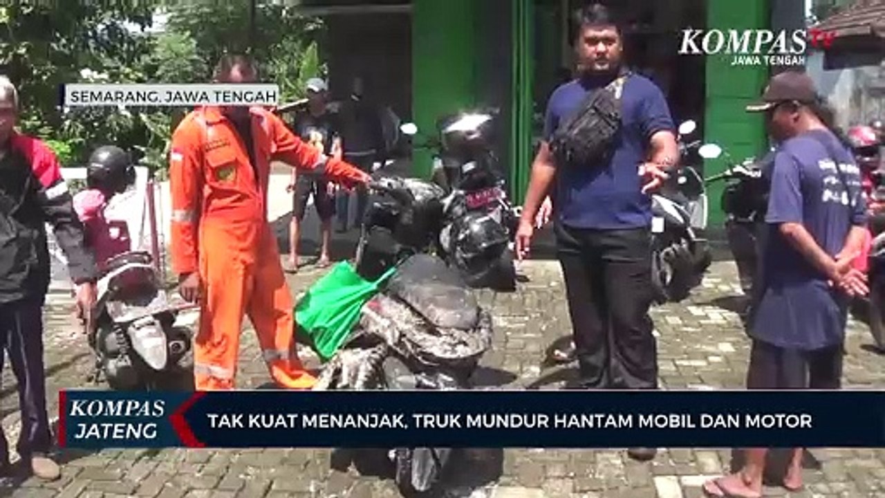 Tak Kuat Menanjak, Truk Mundur Hantam Mobil dan Motor