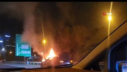 Bağcılar’da lüks otomobil alev alev yandı