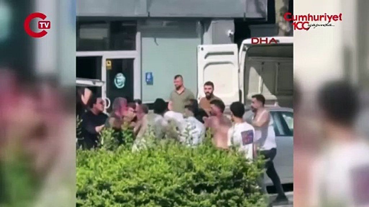 Bursa'da kargo firması çalışanları ile müşteri arasında 'kargo alma' kavgasında 1 yaralı; olay kamerada