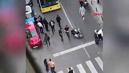 Скачать видео: Önce kaza, sonra kavga; İstanbul trafiği boks ringine döndü