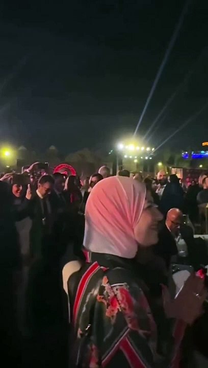 محمد رمضان يفقد أعصابه على المسرح