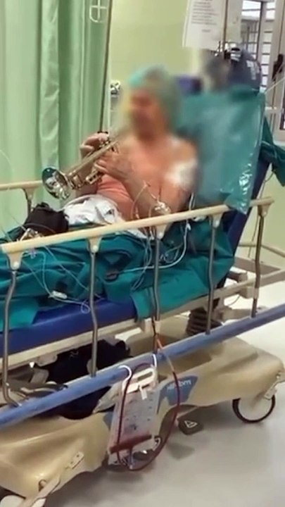 Vizzolo Predabissi, dopo l'operazione suona la tromba per ringraziare i medici