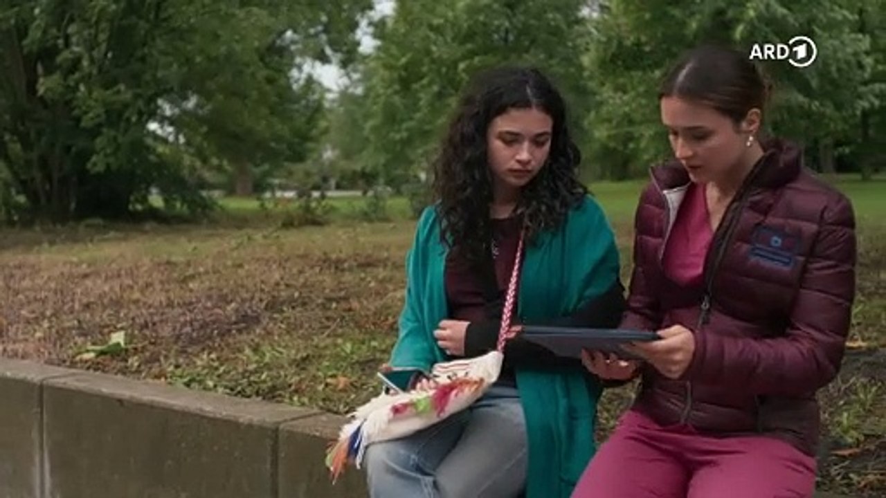 In aller Freundschaft - Die jungen Ärzte: Auf dem Kopf | Folge 375