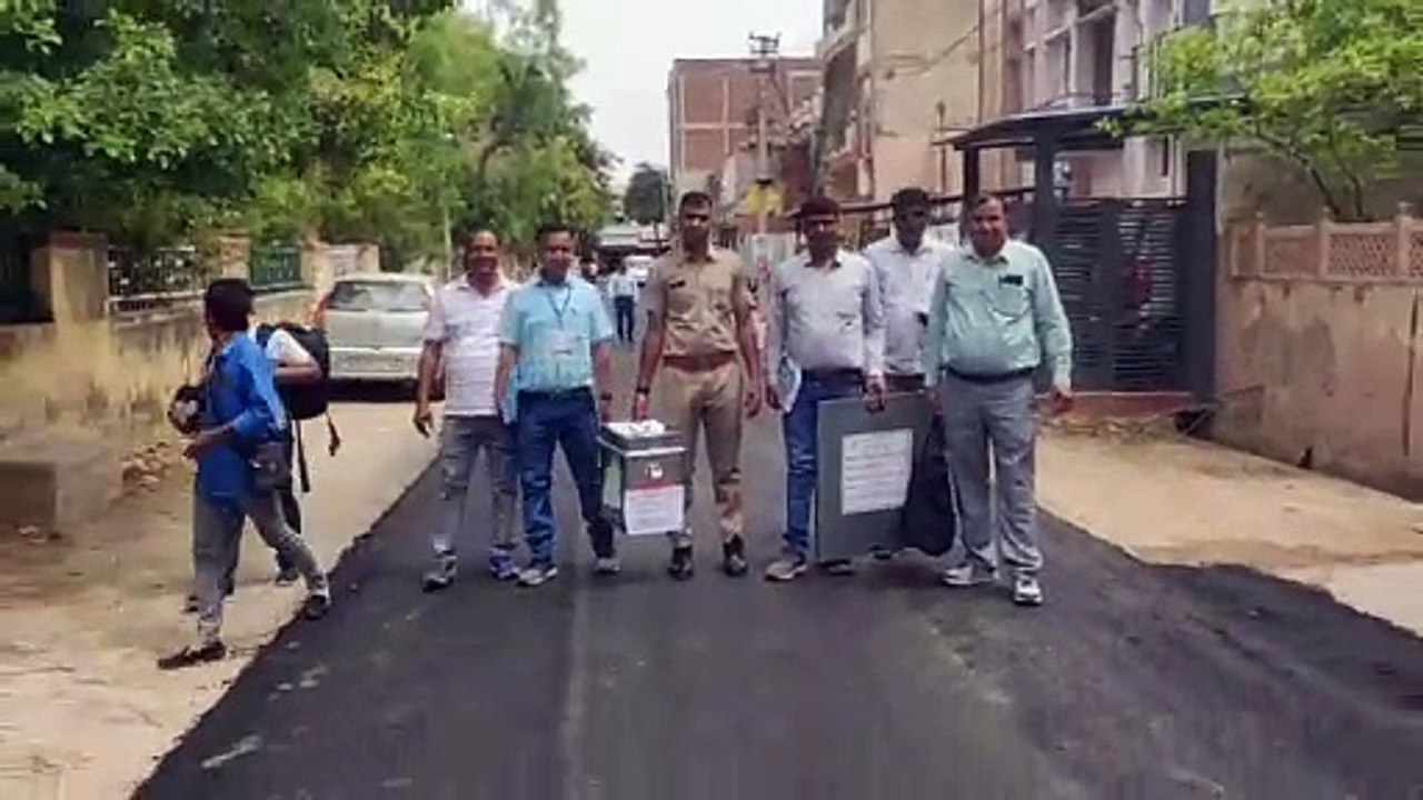 होम वोटिंग के लिए पोलिंग पार्टियां रवाना, जिले में 2 हजार 71 मतदाता करेंगे मतदान