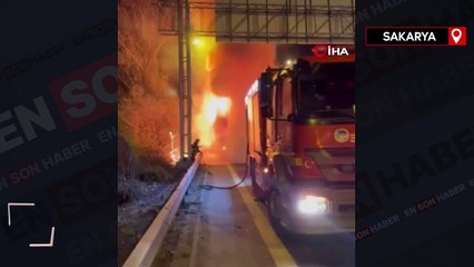 Sakarya'da otoyolda elyaf iplik yüklü tır alev alev yandı