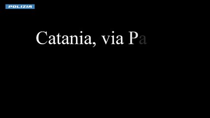 Catania, lo scippo in scooter ripreso dalle telecamere