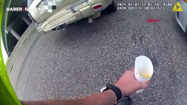 Kaçan keçiyi patates kızartması ile ikna etmeye çalışan polis viral oldu