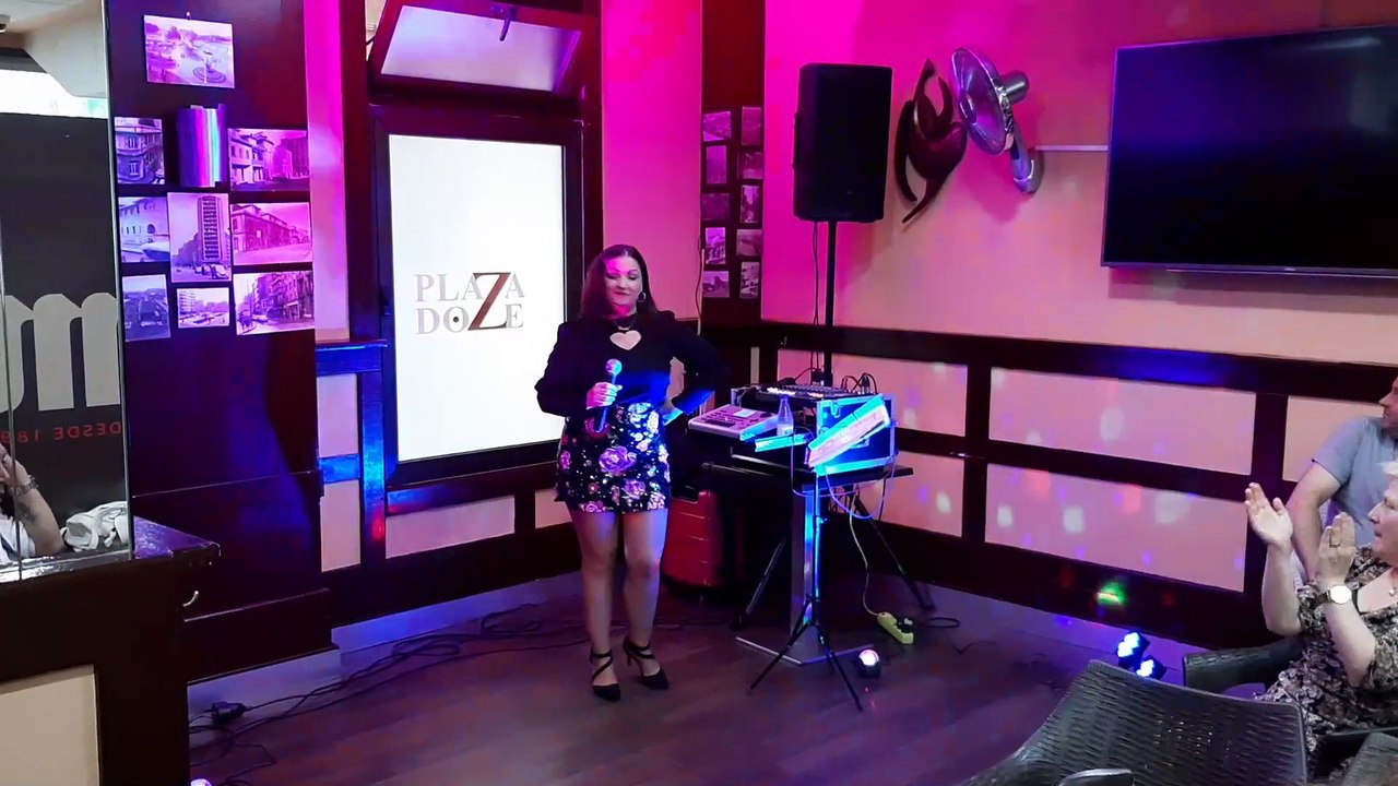 PAMELA MÁRQUEZ - Que El Mundo Ruede ( en CAFÉ PLAZA DOZE )