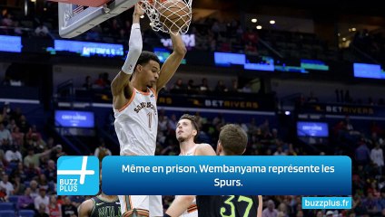 Même en prison, Wembanyama représente les Spurs.