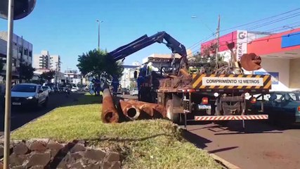 Atenção ao passar pela Carlos Gomes: Retirada de postes deixa trânsito parcialmente obstruído