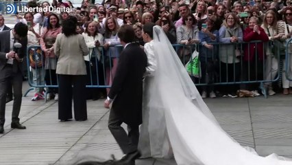El beso de Almeida y Teresa Urquijo al salir de la iglesia como marido y mujer