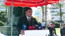 İzmir Büyükşehir Belediye Başkanı Cemil Tugay, mazbatasını alarak Atatürk Anıtı'na çelenk koydu