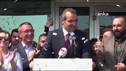 Şişli Belediye Başkanı Emrah Şahan mazbatasını Gezi tutuklusu Tayfun Kahraman'ın kalemiyle imzaladı
