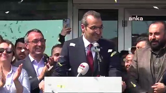 Şişli Belediye Başkanı Emrah Şahan mazbatasını Gezi tutuklusu Tayfun Kahraman'ın kalemiyle imzaladı