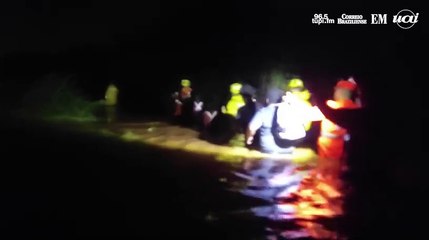 Chuva em Montes Claros deixa pessoas ilhadas