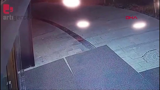 Silahlı soyguncuları copla durdurmaya çalıştı