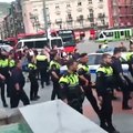 Nueva pelea entre manteros y la policía por la incautación de productos ilegales en Bilbao