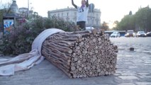 Regalan a Almeida un ramo de bodas gigante hecho con árboles talados en Madrid