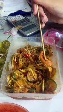 Nữ sinh review mukbang food vietnamese chân gà rút xương sả tắc sốt thái nước chấm hải sản