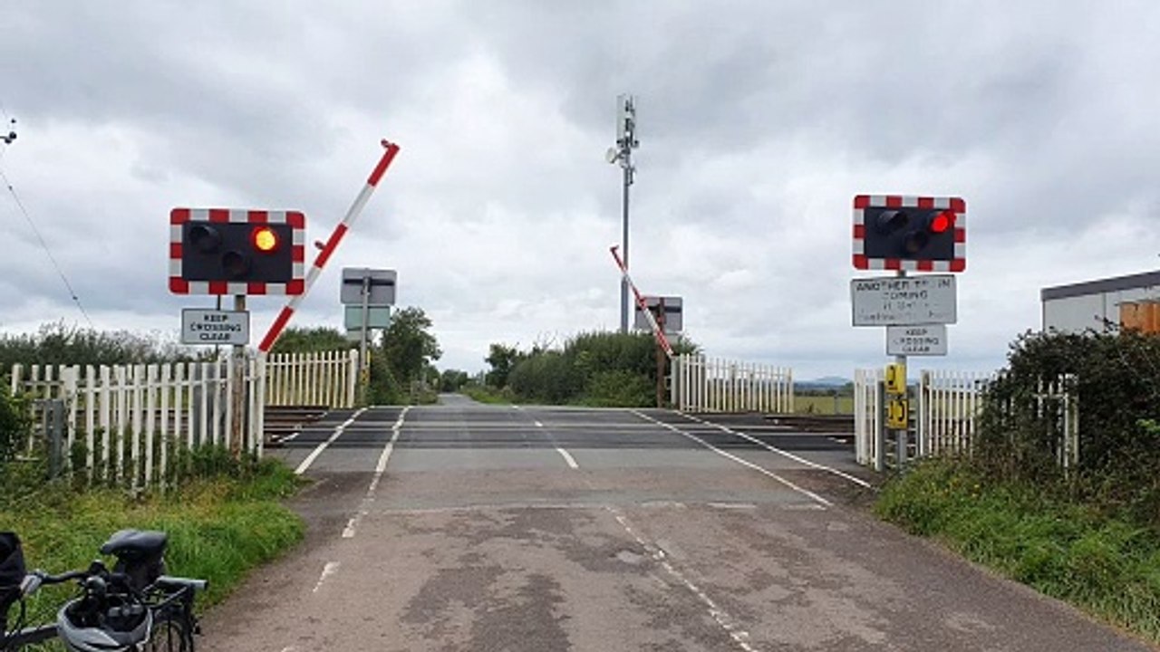 Level Crossing - Bozard Lane, Tredington (26-09-23 at 12:53PM)