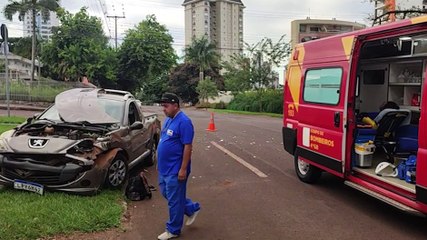Mulher fica ferida após colisão entre Peugeot e Sandero no Country