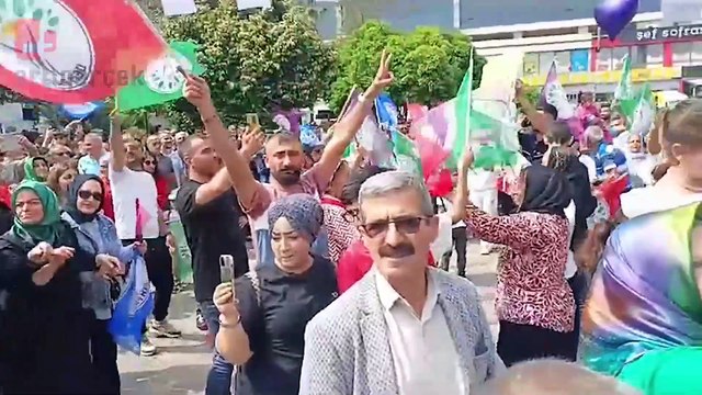 Akdeniz'in DEM Partili Eşbaşkanları mazbatalarını alarak göreve başladı: İlk işleri makam kapısını sökmek oldu