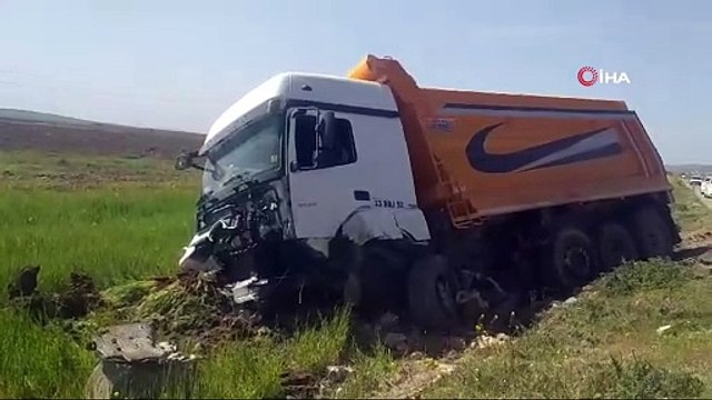 Otomobil ve kamyonun çarpıştığı kazada çok sayıda ölü ve yaralılar var