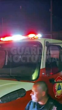 #Preliminar Un voraz incendio consumió una vivienda y dos camionetas, además un hombre resultó intoxicado por el humo. Este hecho tuvo lugar en la colonia Arroyo de las Flores, en Tlaquepaque #GuardiaNocturna