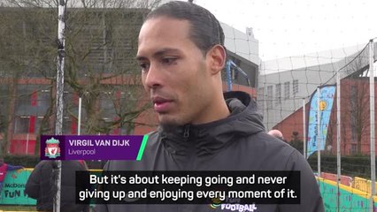 Video herunterladen: Van Dijk relishing three-way Premier League title race