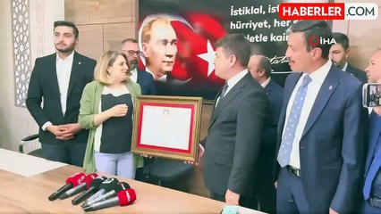 Download Video: Aksaray Belediye Başkanı Dinçer mazbatasını aldı