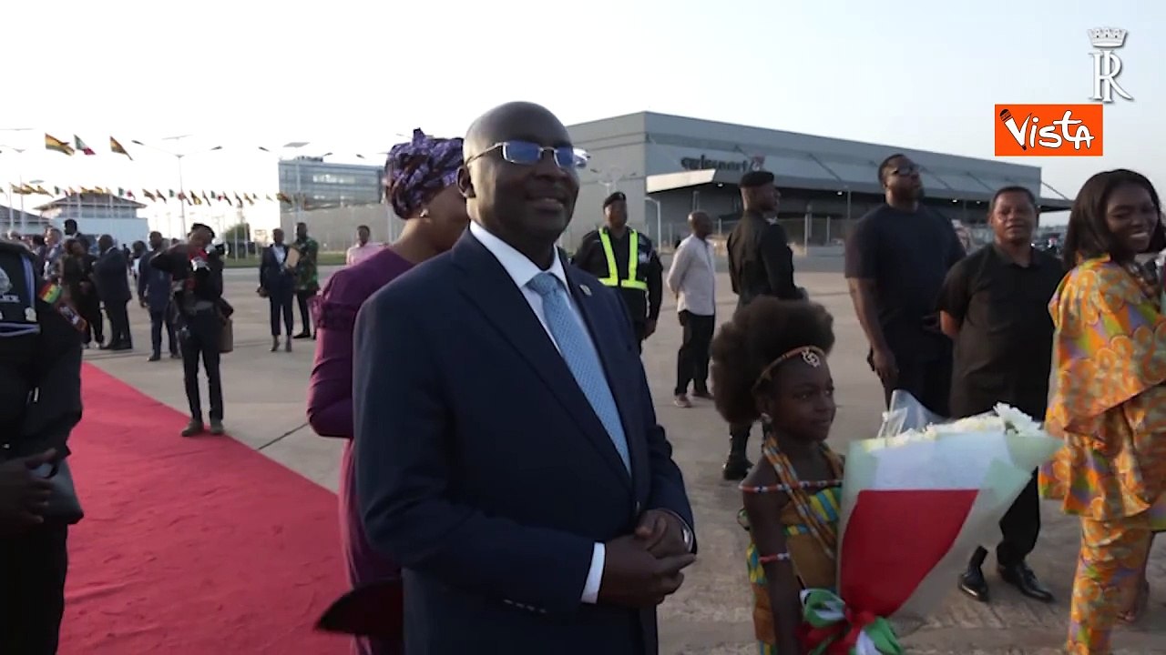 Mattarella accolto dai balli tradizionali al suo arrivo in Ghana