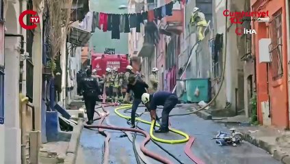 Beyoğlu’nda yangında can pazarı: Binalardan alevler yükseldi, içeride mahsur kalanlar oldu!
