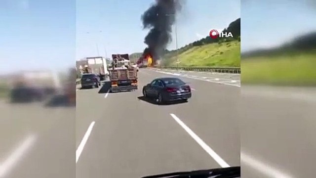 Kuzey Marmara Otoyolu’nda TIR hareket halindeyken dorsesi alev aldı